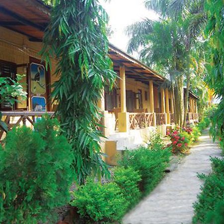 Rainbow Safari Resort Sauraha Kültér fotó
