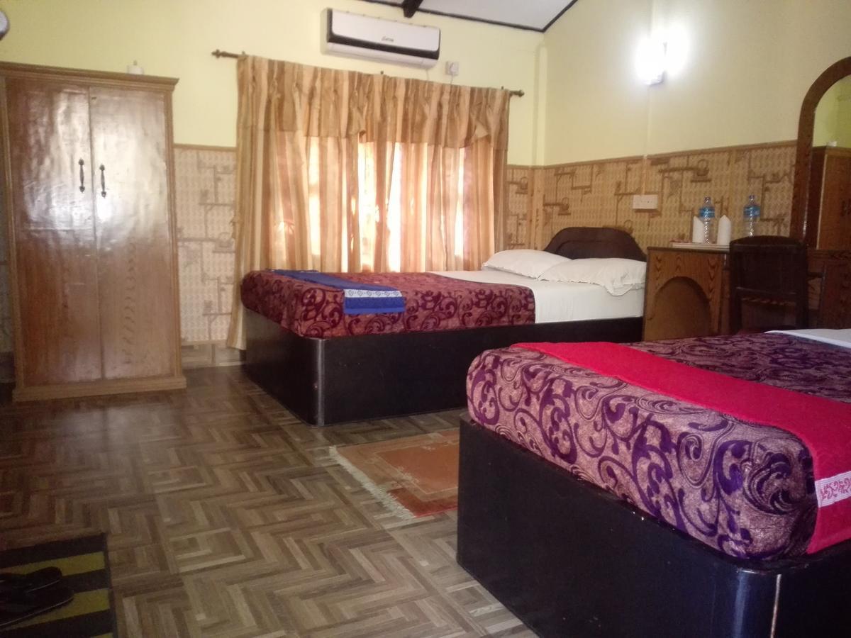 Rainbow Safari Resort Sauraha Kültér fotó